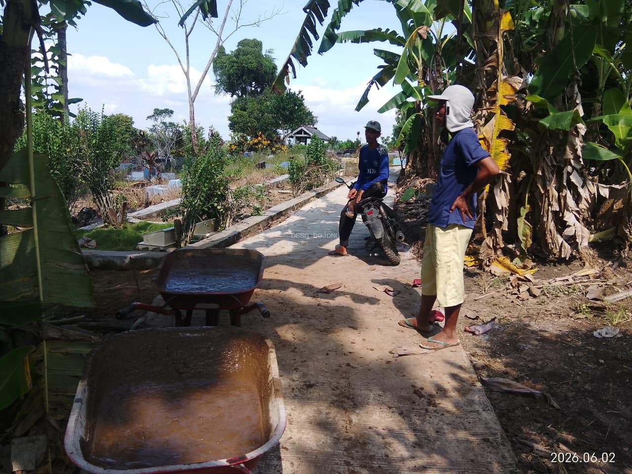 Warga Desa Gotong Royong Bangun Jalan Menuju Makam